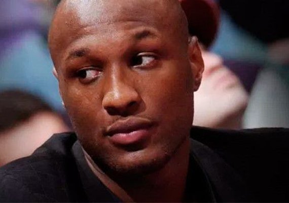 Lamar Odom entra em colapso durante festa e é socorrido por seguranças da boate