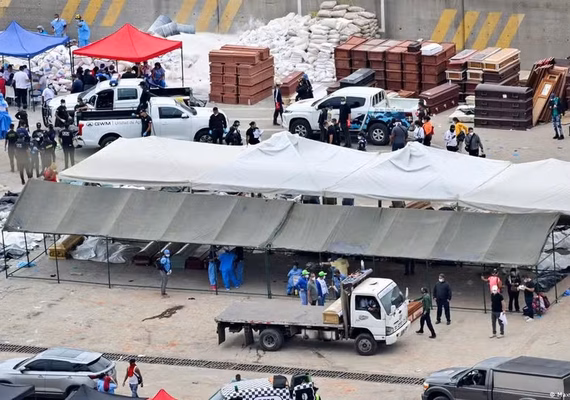Venezuelanos improvisam necrotério em porto de La Guaira