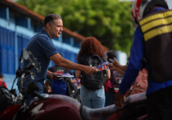 Renan Filho apresenta Cartão Escola 1000 a estudantes no Jacintinho
