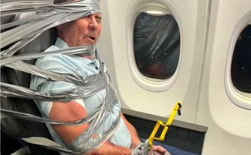 Homem é amarrado com fita adesiva a poltrona de avião após gritar e proferir xingamentos racistas e homofóbicos nos EUA