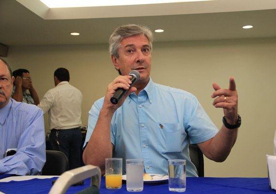 Rejeitado por Rodrigo Cunha, Collor usa o nome do candidato para conseguir votos