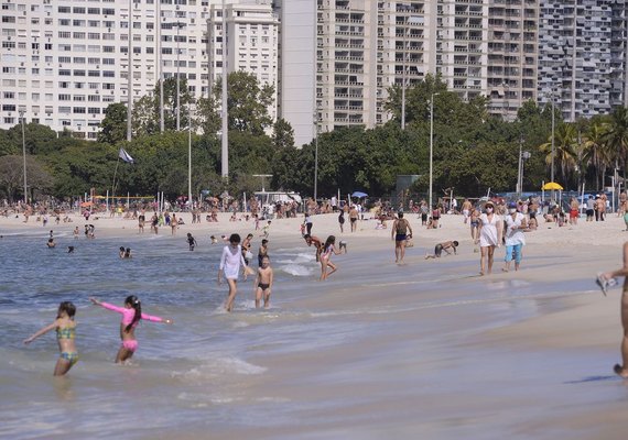 Rio: contra as regras da prefeitura, cariocas se aglomeram nas praias