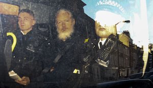 Presidente equatoriano diz ter negociado condições para entregar Julian Assange