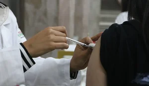 Alta de covid-19 faz cidade do Amazonas retomar uso de máscara