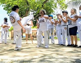 Projeto Ginga Violeta reúne profissionais de capoeira e comunidade para celebrar formação de capoeira inclusiva voltada à pessoa idosa