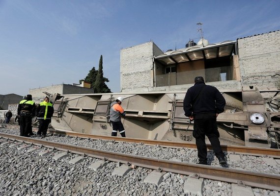 Trem do metrô da Cidade do México cai em avenida e deixa dezenas de mortos e feridos