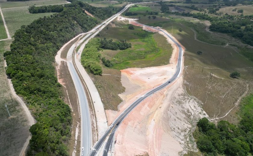 Trechos da BR-101, em São Miguel dos Campos, são interditados para inclusão de lombadas