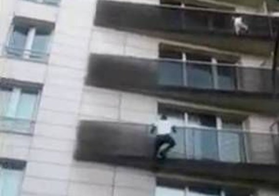 Pai de criança salva por 'homem-aranha' estava jogando no celular