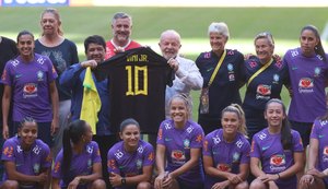 Em vista à seleção feminina, Lula defende investimento no futebol para mulheres