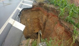 Erosão provoca deslizamento de terra em extremidades de ponte em Branquinha