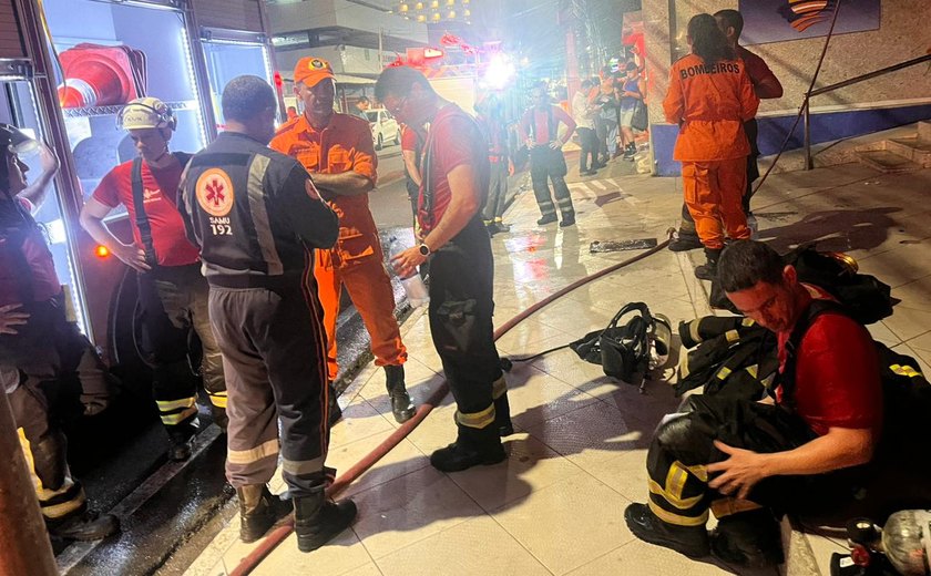 Vídeo: oito pessoas são socorridas após incêndio em quarto de hotel na Pajuçara
