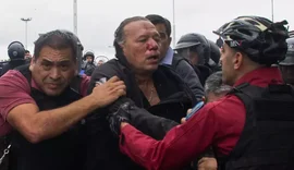 Ministro argentino é agredido por manifestantes durante protesto