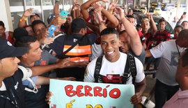 Berrío desembarca no Rio de Janeiro para assinar com o Flamengo