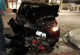 Entregador fica ferido após colisão entre moto e carro no Centro de Arapiraca
