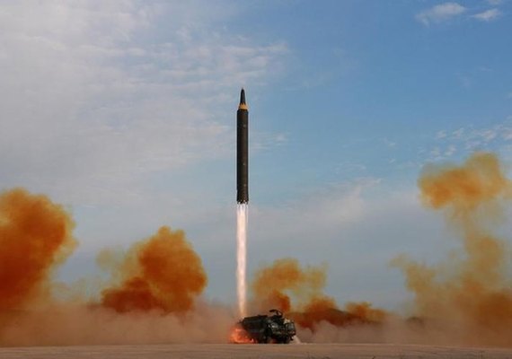 Coreia do Norte dispara míssil balístico para o mar do Japão