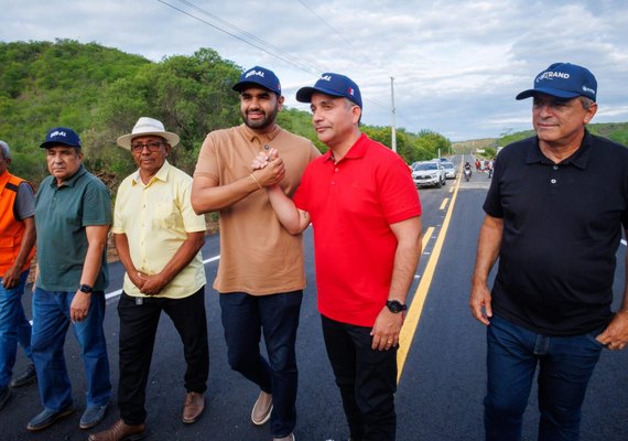 Governador inaugura trecho da AL-225 recuperado em 48 horas após fortes chuvas em Piranhas