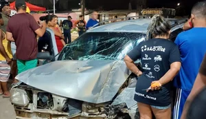 Carro perde o controle e bate contra mercadinho em Rio Largo