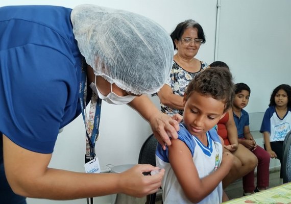 Prefeitura de Maceió inicia vacinação nas escolas para atualização do calendário vacinal