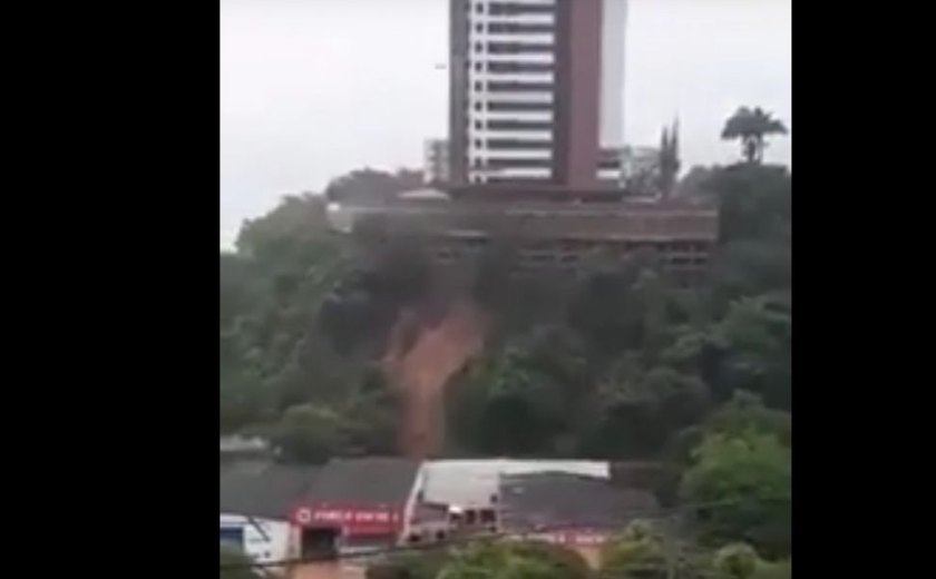 Vídeo de prédio em cima de barreira ameaçada se espalha em redes sociais