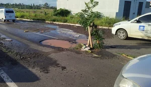 Carro que seguia do interior com 5 pessoas para consulta médica em Maceió capota após passar por buraco na AL-220