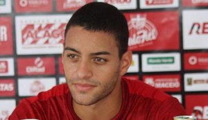 Vasco tenta inscrever Felipe Ferreira após jogador conseguir liberação do CRB na Justiça