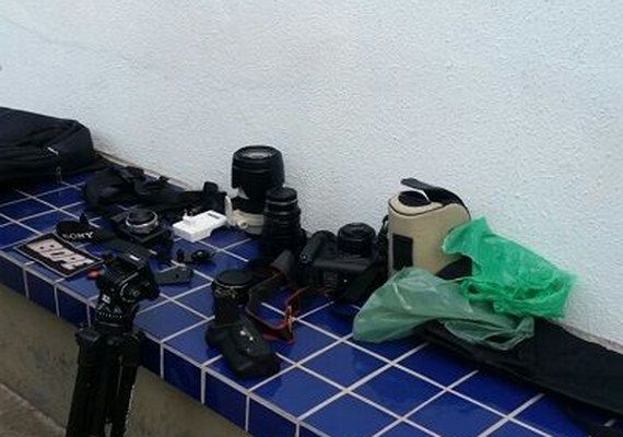 PM detém suspeitos de roubar equipamentos de fotógrafos em Maceió