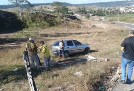 Motorista perde controle de carro e invade cercado na Ladeira da Betel, em São Miguel dos Campos