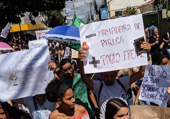 Estudantes vão às ruas de Arapiraca protestar contra cortes na Educação