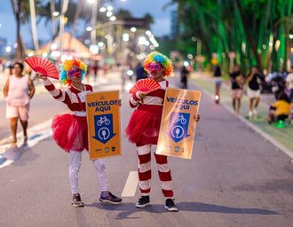 Prefeitura leva ação educativa à Orla Aberta sobre o uso de faixas na Ponta Verde