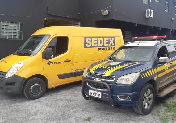 PRF apreende 540 kg de cocaína transportada em carro com plotagem dos Correios