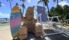 Ilumina instala Papai Noel de 'areia' ao lado da Cadeira Gigante para o Natal de Maceió