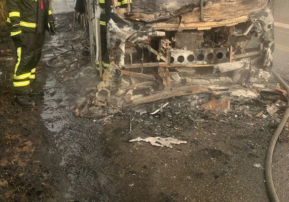 Colisão entre moto e ônibus seguido de incêndio deixa uma pessoa morta