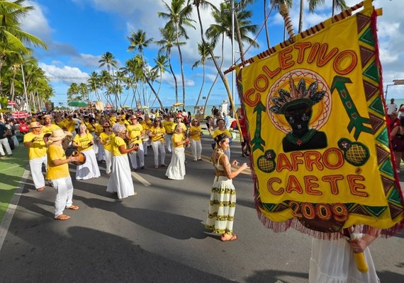 Cortejo Afro celebra a diversidade e reforça o mês da consciência negra na Rua Aberta
