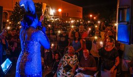 Ivana Iza celebra 30 anos de carreira com festa aberta ao público em frente ao Theatro Homerinho