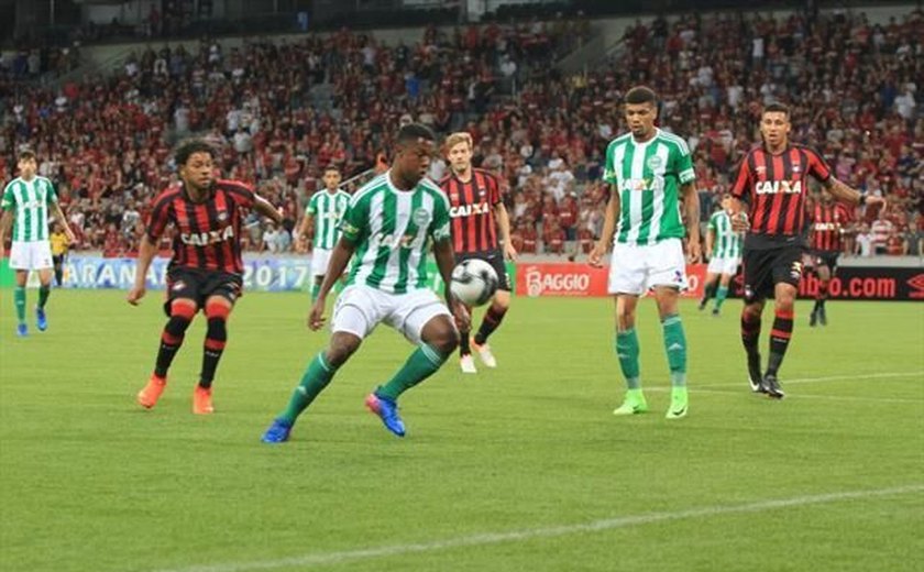 Atlético-PR desencanta no Estadual e bate o rival Coritiba