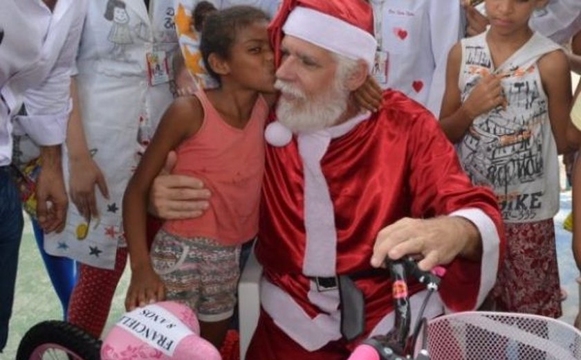 Crianças da Sururu de Capote recebem brinquedos da Uncisal