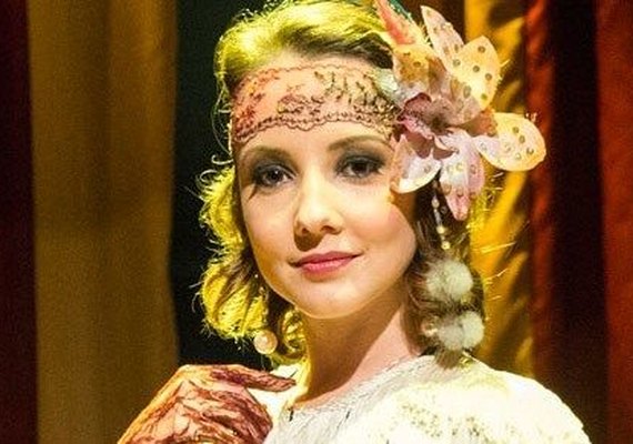 Atriz com deficiência auditiva conta como contracena com atores: 'Cena na mente'