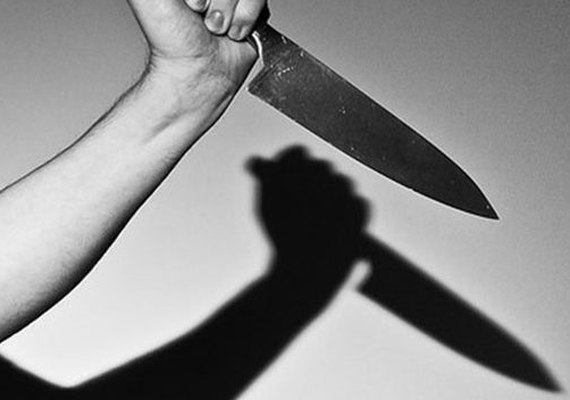 Mulher é levada para UPA após ser atingida por golpes de arma branca no rosto