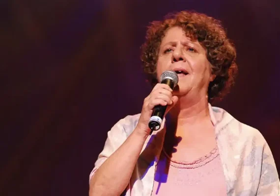 Morre a cantora e compositora Cristina Buarque