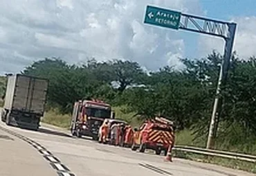 Kombi é destruída por incêndio às margens da BR-101 em Igreja Nova