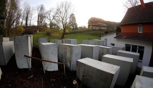 Alemães erguem memorial do Holocausto perto de casa de líder da extrema-direita