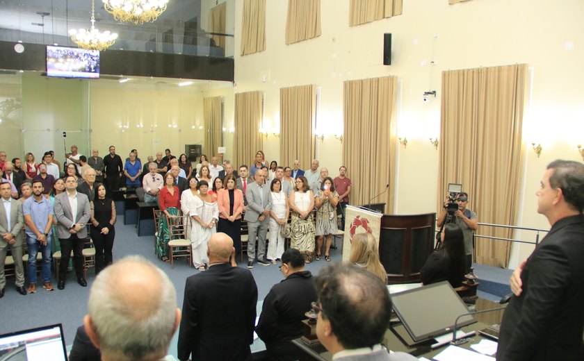 Sessão solene na Assembleia restitui mandatos cassados de deputados estaduais