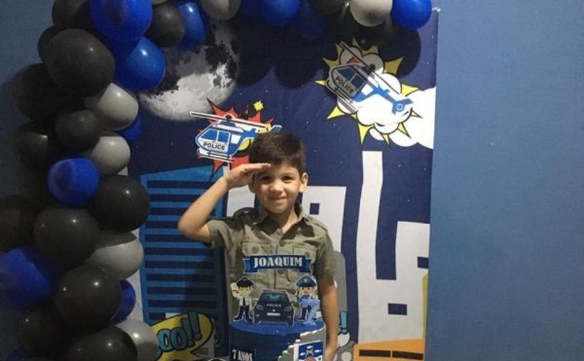 Garoto fã da PM recebe visita de equipe do 10º BPM em sua festa de aniversário