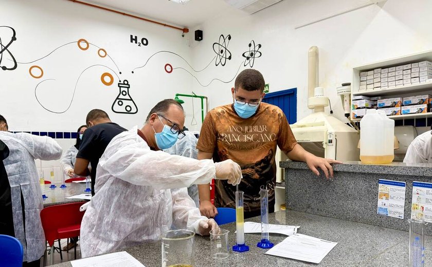 Estudantes da Nova EJA Sesi vivenciam experiência científica sobre adulteração da gasolina