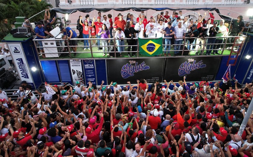 Com grande público em Maceió, Lula agradece votação de alagoanos