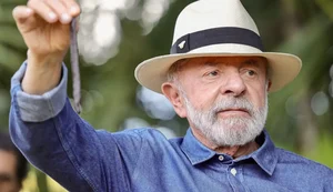 Lula vai a São Paulo para tirar excesso de pele na cabeça e tratar tendinite