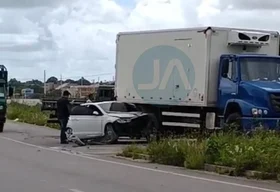 Carro fica preso sob caminhão-baú após colisão em Arapiraca