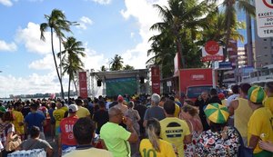Telão exibe Brasil x México na orla da Ponta Verde