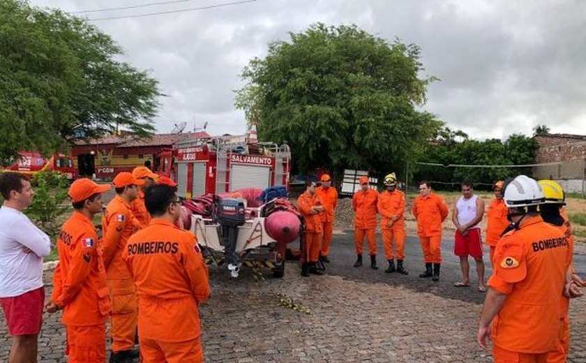 Enchente: Corpo de Bombeiros envia 33 homens para Santana do Ipanema