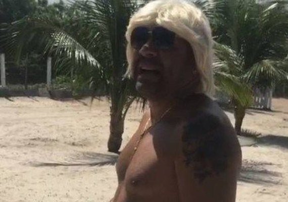 Tiririca posta vídeo pelado na praia e seguidora elogia: ‘Que bumbum!’